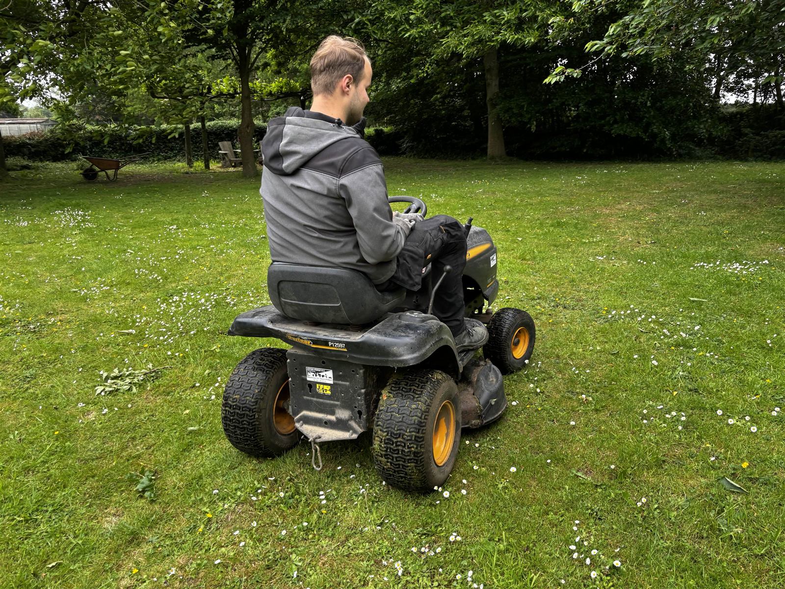 Gazononderhoud met zitmaaier